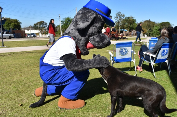 Cão Bilú, o mascote do município, concebido em parceria com projeto de extensão ligado ao Geoparque (Foto: Comunicação/ Prefeitura de Restinga Sêca).