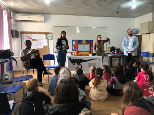 Escola de Nova Palma tem dia dedicado à paleontologia